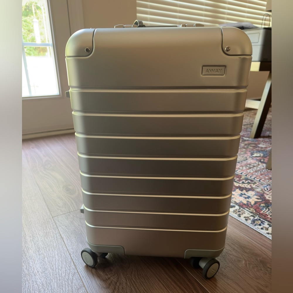 Away Durable aluminum hard shell
Leather details. Used once; perfect condition.